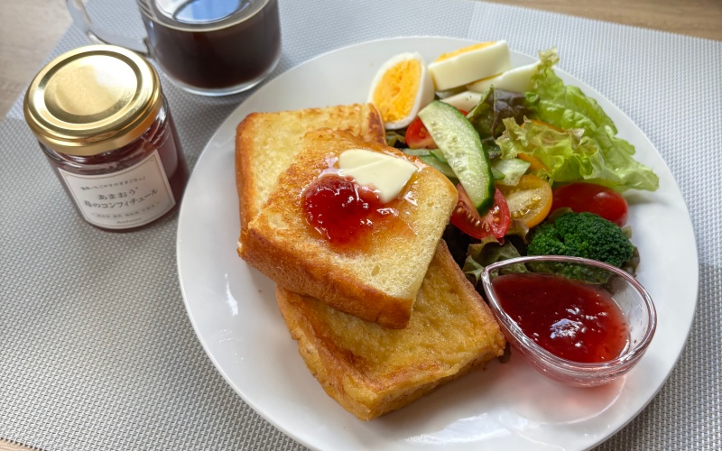 いちごジャムをパンに塗る